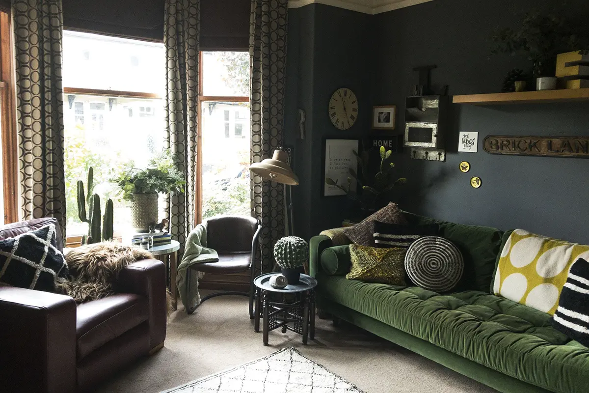 1641120347_35-bigfoto-name-p-interer-gostinoi-v-temno-zelenikh-tonakh-65